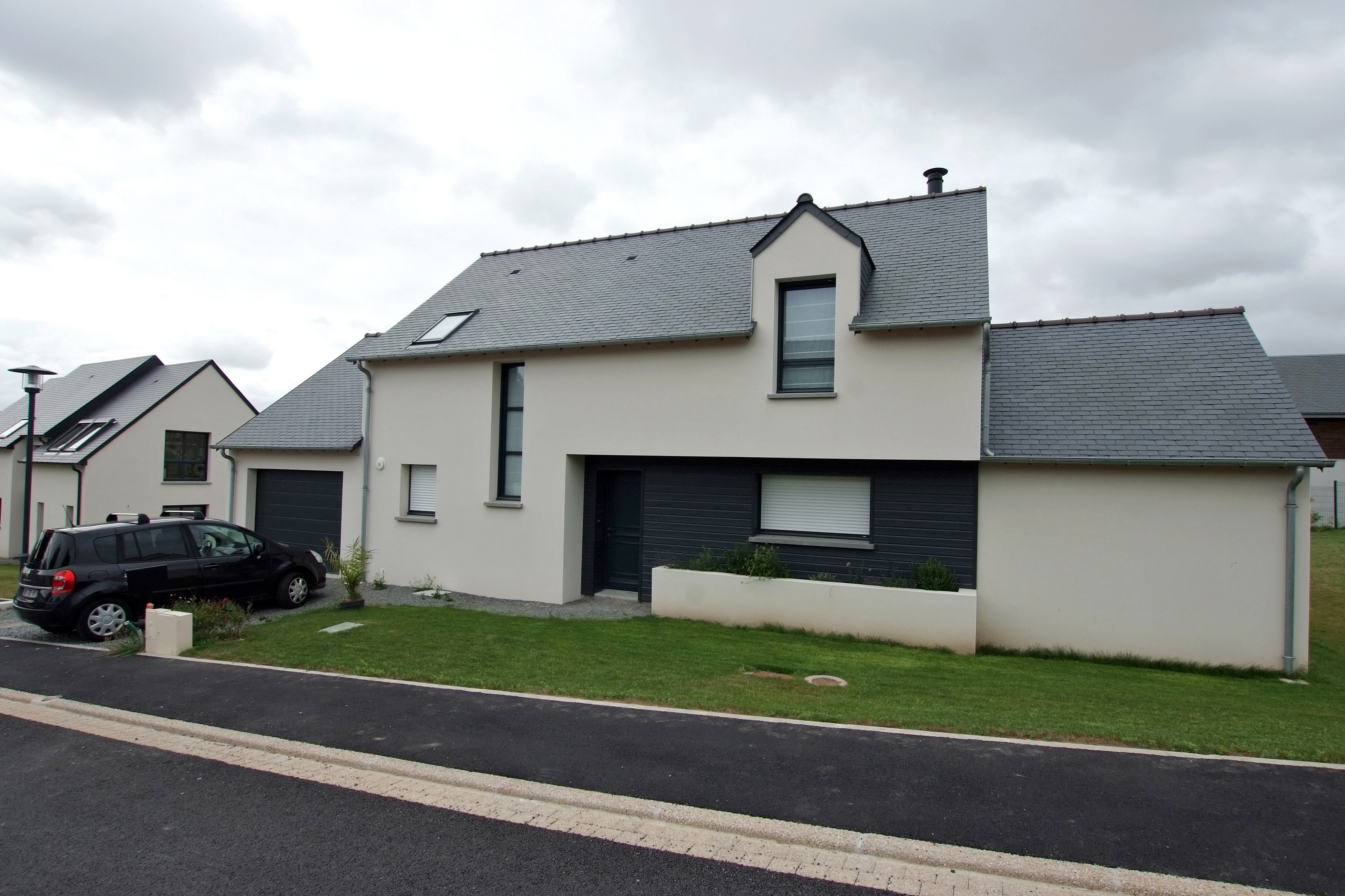 Série La Maison De La Rue En Pente Maison double pente ardoises naturelles avec piscine - Saint-Coulomb