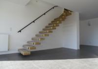 Vue escalier suspendu marches bois