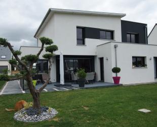 Vue sud ouest sur terrasse et jardin